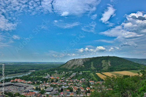 Panorama Hainburg mit Braunsberg und Donau