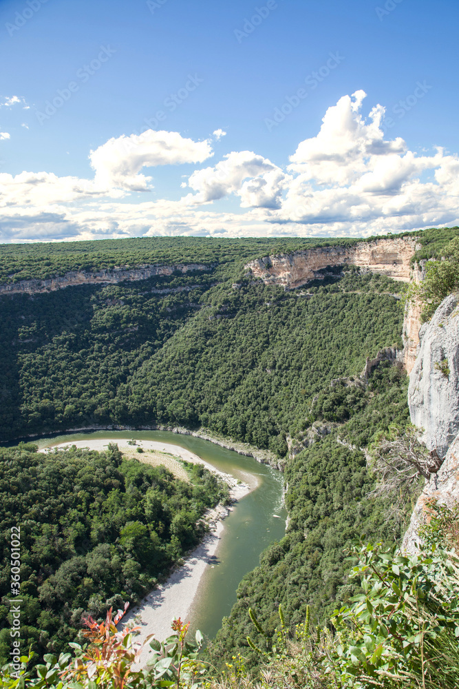 Les gorges de l'Ardèche : point de vue sur un méandre de la rivière au pied des falaises