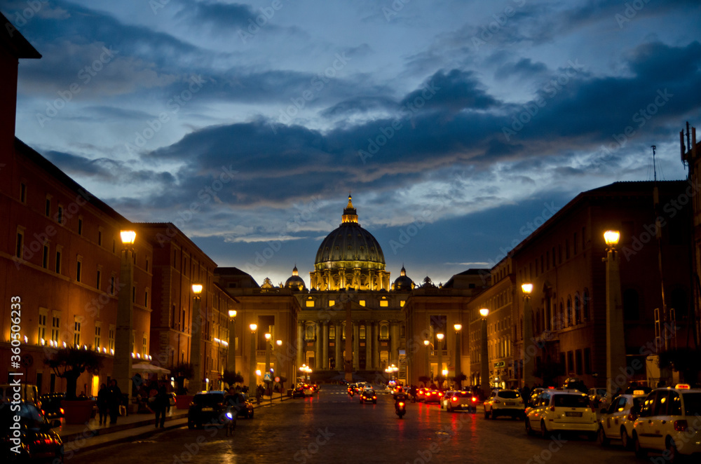 A Basílica de S. Pedro, vista ao final do da, a partir da Via da Concliação, em Roma.