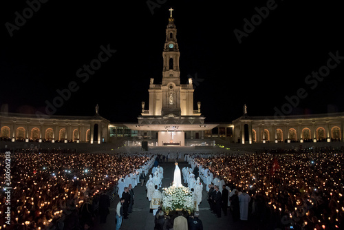 Behang Procession of candles at the Sanctuary of Our Lady of Fatima, in Portugal