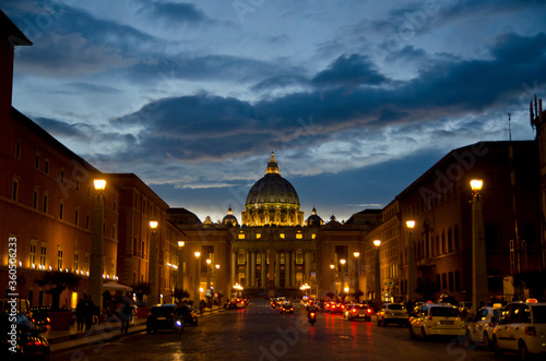 A Basílica de S. Pedro, vista ao final do da, a partir da Via da Concliação, em Roma.