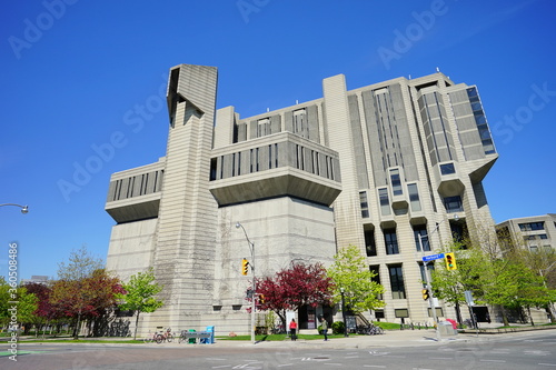 Valokuva University of Toronto Campus building in spring