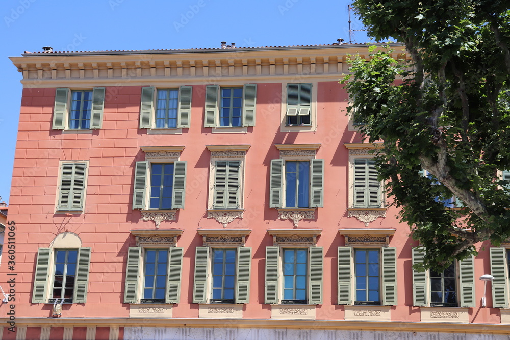 Façade d'un immeuble typique de Nice, ville de Nice, département des Alpes Maritimes, France Façade d'un immeuble typique de Nice, ville de Nice, département des Alpes Maritimes, France
