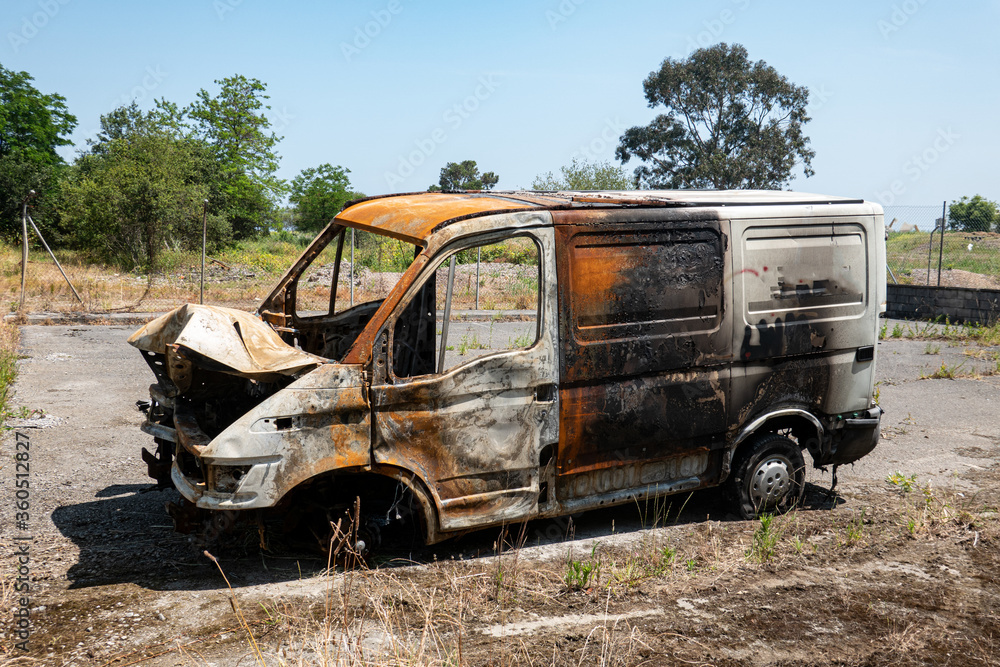 furgoneta quemada e incendiada y abandonada