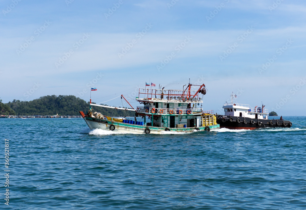 Obraz premium KOTA KINABALU, MALAYSIA - SEPTEMBER 01, 2016: Fishermen boat in Kota Kinabalu, Sabah Borneo, Malaysia.