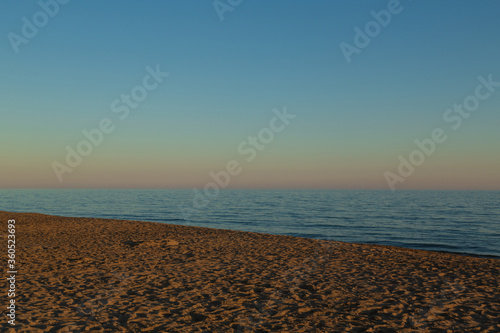 Bilde på lerret View of a beach on the Italian coast in the Tyrrhenian Sea, in Lazio, at sunset