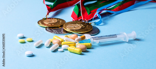 Foto On a blue background, medals, syringe, pills