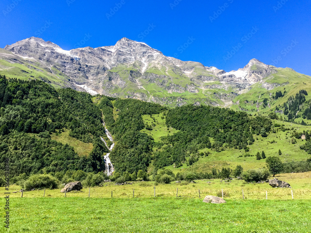 Berge mit Wasserfall im Käfertal im Salzburger Land / Pinzgau