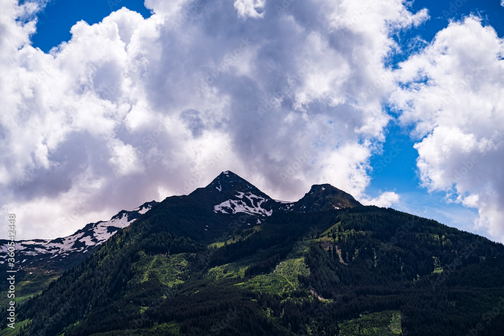 Berggipfel mit Wolken Berggipfel mit Wolken