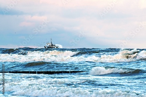 Kuter połowowy na wysokiej fali morskiej © Edward