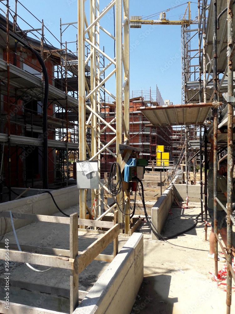 Lavori in corso nel cantiere edile in estate - business