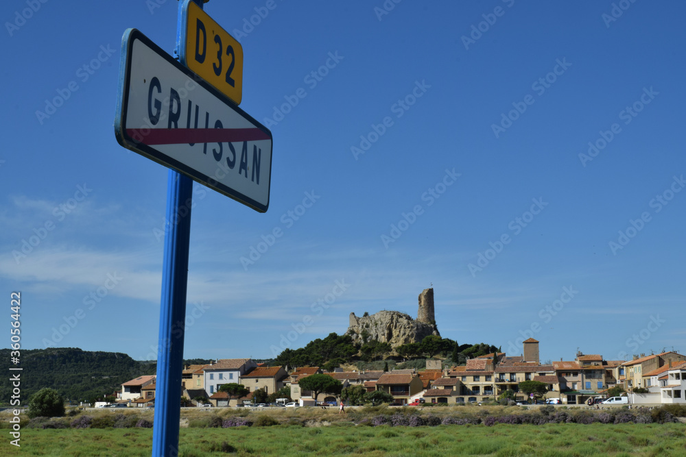 Obraz premium Panneau : sortie de Gruissan, Aude, Languedoc, Occitanie.