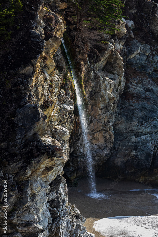 Obraz premium A Stunning Waterfall At McWay Beach, California