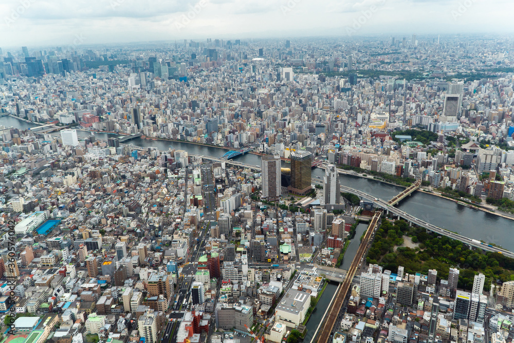 Vista aérea de la ciudad de Tokio en día nublado sobre edificios