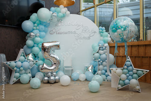 Fotografie Arch of blue balloons for boy happy birthday party