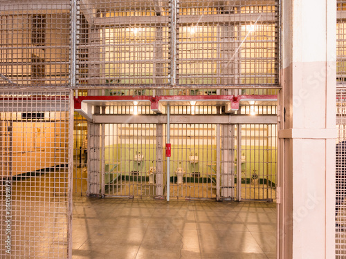 Billede på lærred Alcatraz prison penitentiary interior cellblock