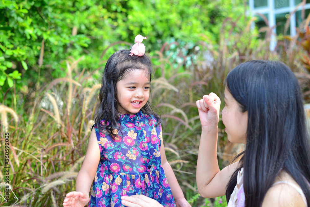 Obraz premium Little Girl and Mother at The Public Park