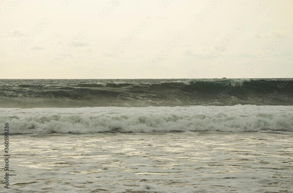 Obraz premium waves on the beach