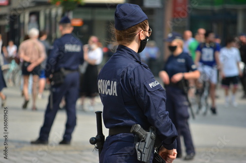 Policjantka na zabezpieczenie policyjne zgromadzenia. 