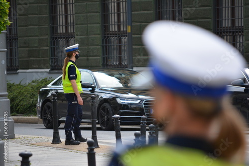 Policjanci na służbie.  photo