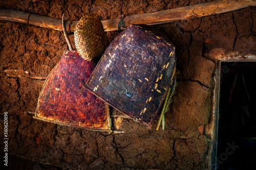 Sac tresses typiques et représentatif de l'artisanat ancien du sri lanka. on trouve ce type de sacs en coco tressé dans les habitations typiques à ciel ouvert, dans les cuisines notamment. photo