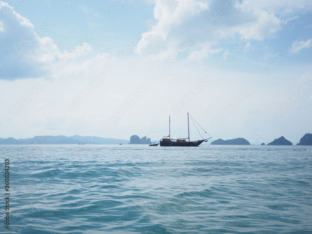 Barca tailandesa en el mar delante de una isla