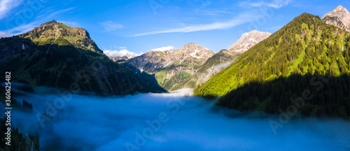 Fototapeta Naklejka Na Ścianę i Meble -  Nebel über dem Vilsalpsee im Tannheimer Tal