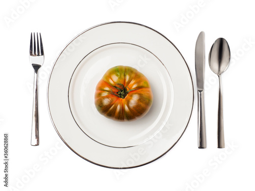 Tomate rojo en plato