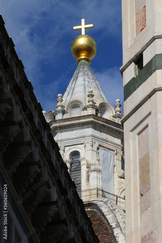 Obraz premium Dome of Filippo Brunelleschi details in the sky of the city, Florence, Italy, famous touristic place