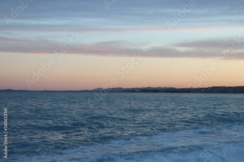 Coucher de soleil sur la mer méditerranée vu depuis la plage de Nice, ville de Nice, Département des Alpes Maritimes, France