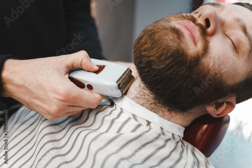 Barber master uses electric shaver