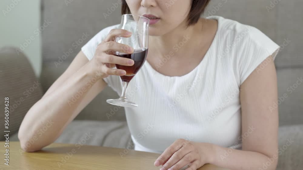 ヤケ酒をする女性 ヤケ酒をする女性