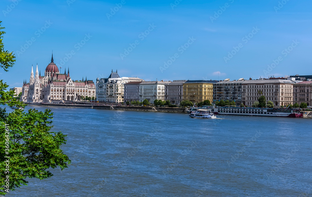Obraz premium A view across the River Danube, Budapest to the northern shore on a summer's evening