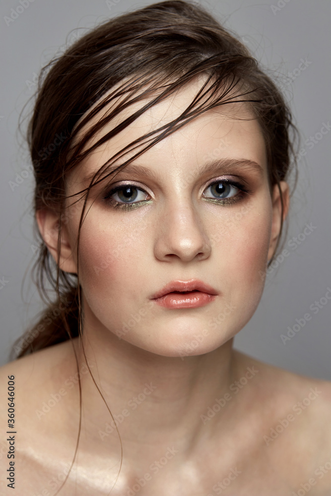 Fashionable make-up on the face of a young brunette girl. Fashionable make-up on the face of a young brunette girl.