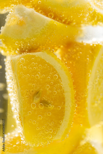 レモンの果実がたっぷりはいったレモンサワー