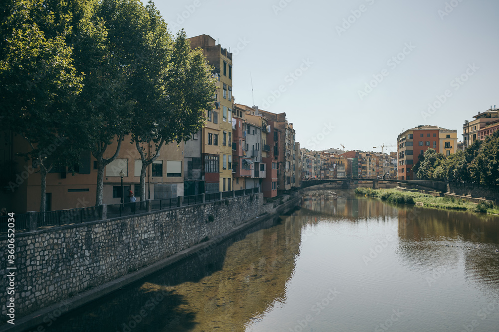 Obraz premium A bridge over a body of water