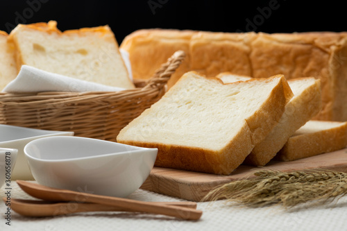 テーブルに並んだ食パンとジャム