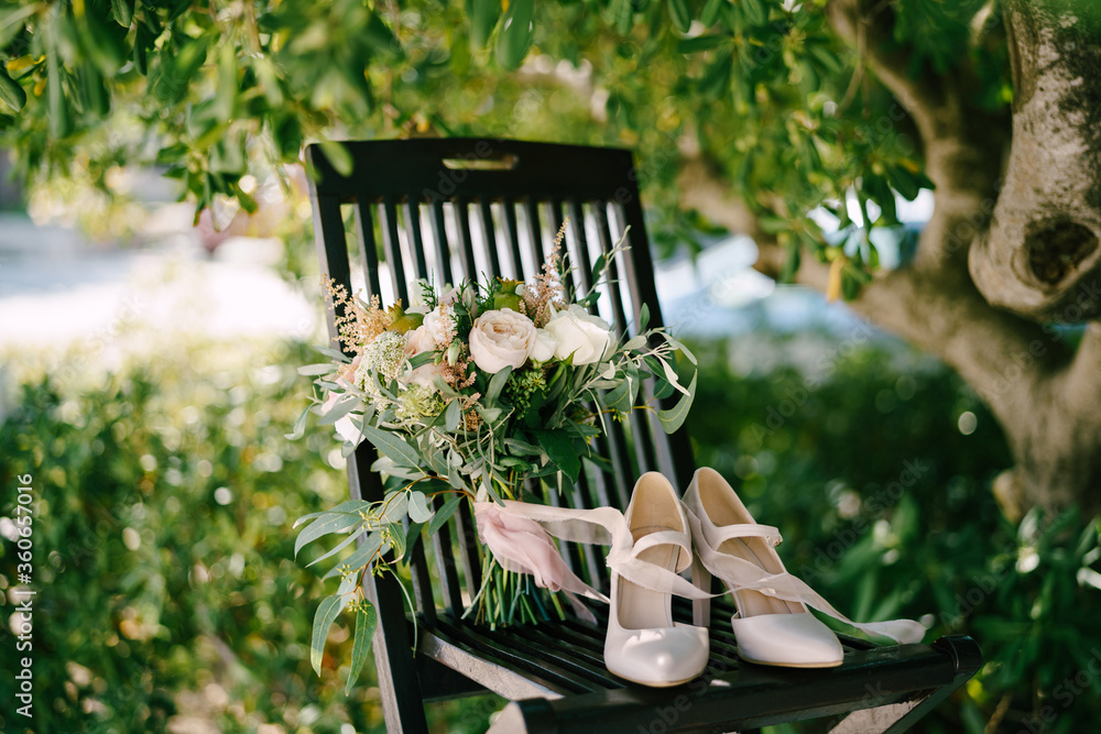 Foto de bridal bouquet of white and pink roses, branches of eucalypt