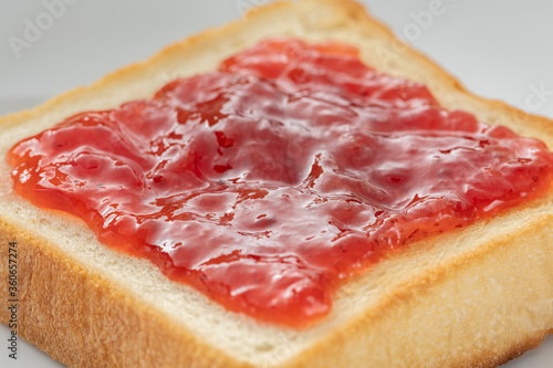 苺ジャムを塗った食パン
