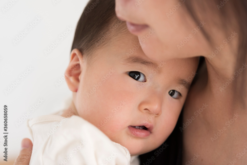 母親に抱っこされている赤ちゃん 母親に抱っこされている赤ちゃん
