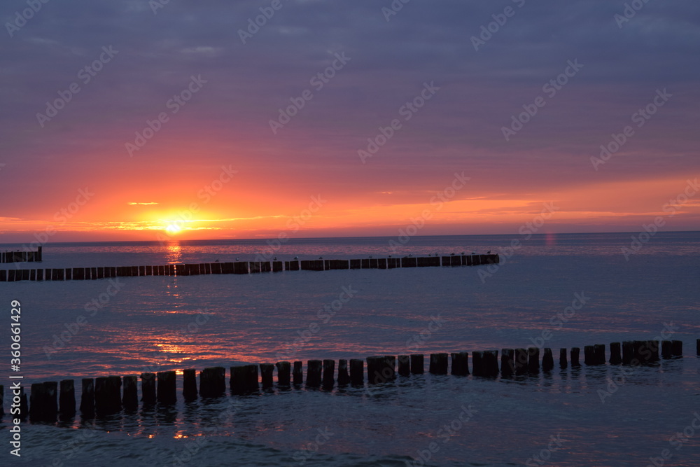 Wieczorny zachód słońca nad Bałtykiem