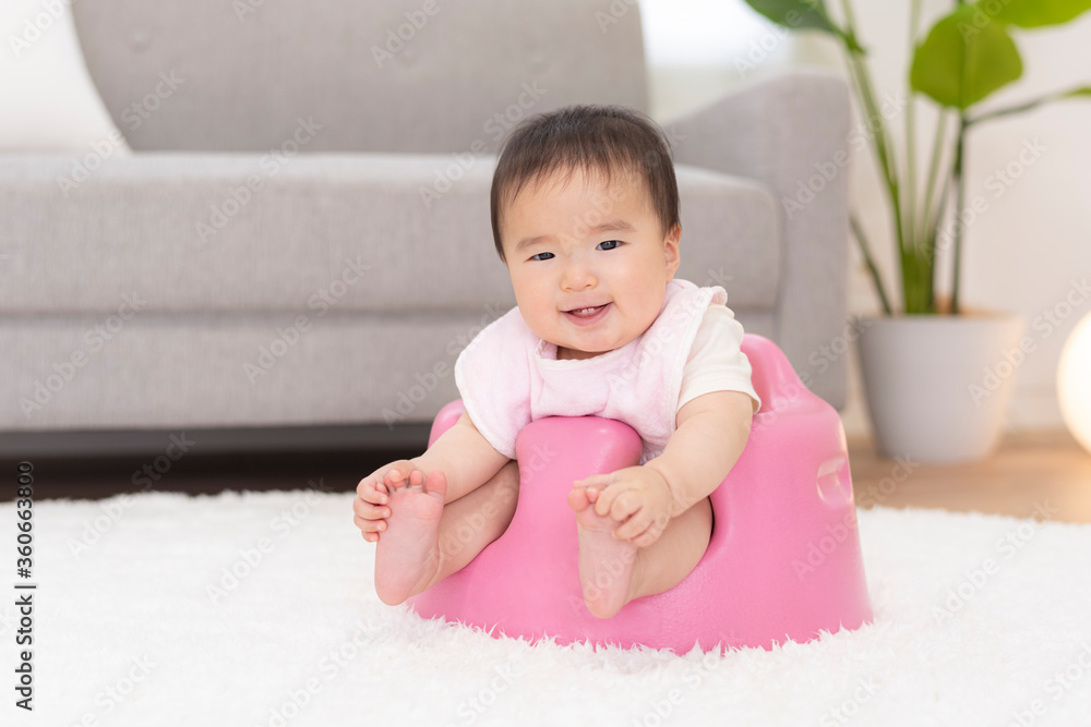 ベビーチェアにお座りする笑顔の赤ちゃん ベビーチェアにお座りする笑顔の赤ちゃん
