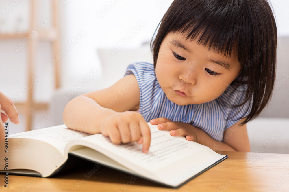 本を読む子供 本を読む子供