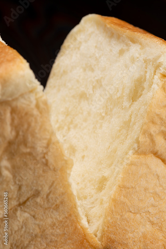 焼きたての食パンを半分に割る