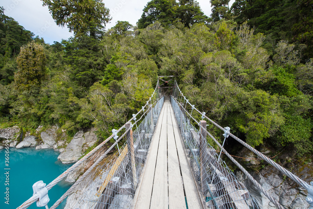 Obraz premium Hängebrücke Hoktika Gorge in Neuseeland / suspension bridge Hoktika Gorge in New Zealand