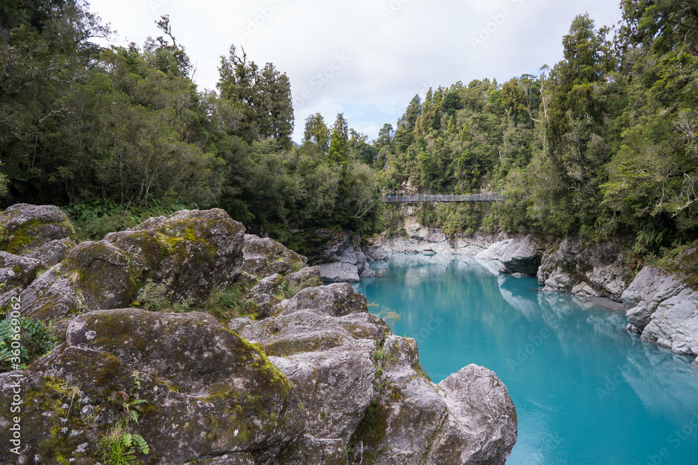 Fototapeta premium Hängebrücke Hoktika Gorge in Neuseeland / suspension bridge Hoktika Gorge in New Zealand