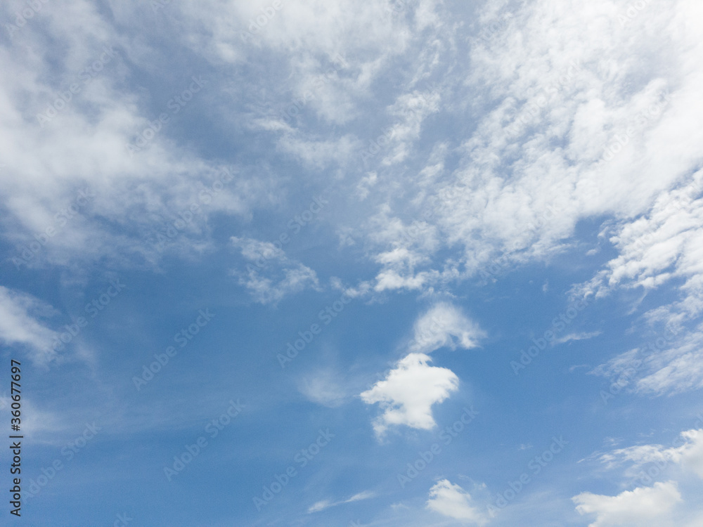 Obraz premium blue sky background with tiny clouds