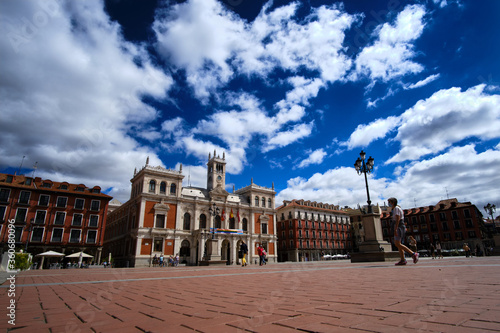Plaza Mayor de Valladolid bajo un cielo azul y nubes blancas