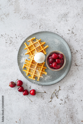 Vegane Belgische Waffeln mit frischen Kirschen und Pflanzencreme photo