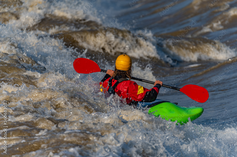 Obraz premium a freestyle kayaker on the river